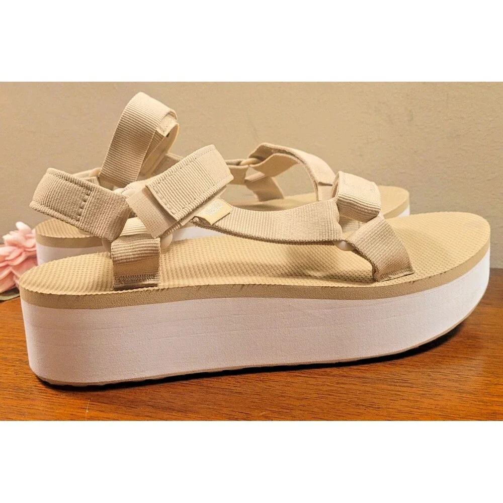 TEVA WOMEN FLATFORM UNIVERSAL LARK WHITE STRAPPY SANDALS US 9 Platform 1008844